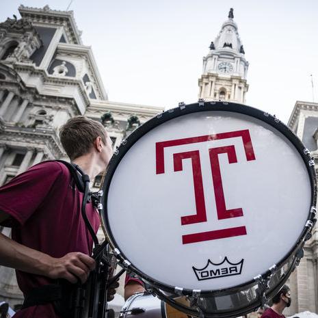 the Temple marching b和 performing in front of Philadelphia's city hall.